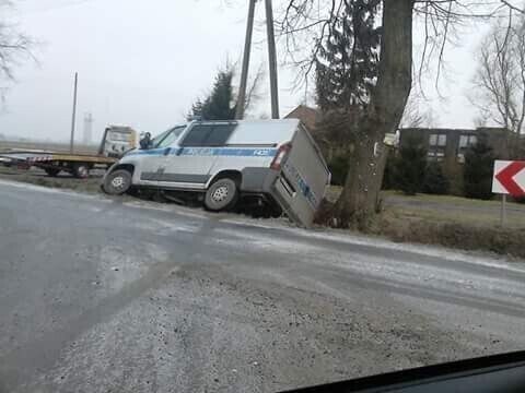 Policyjny radiowóz wpadł do rowu