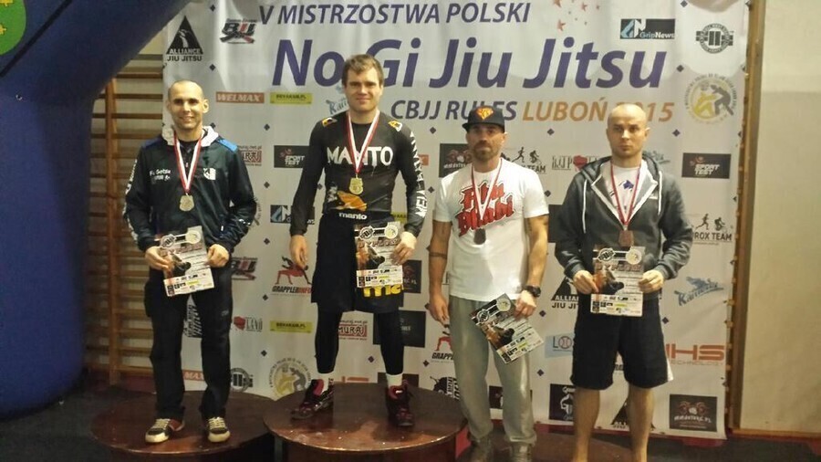 Zdjęcie 1: Piotrkowscy zawodnicy jiu jitsu na podium