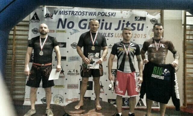 Zdjęcie 2: Piotrkowscy zawodnicy jiu jitsu na podium
