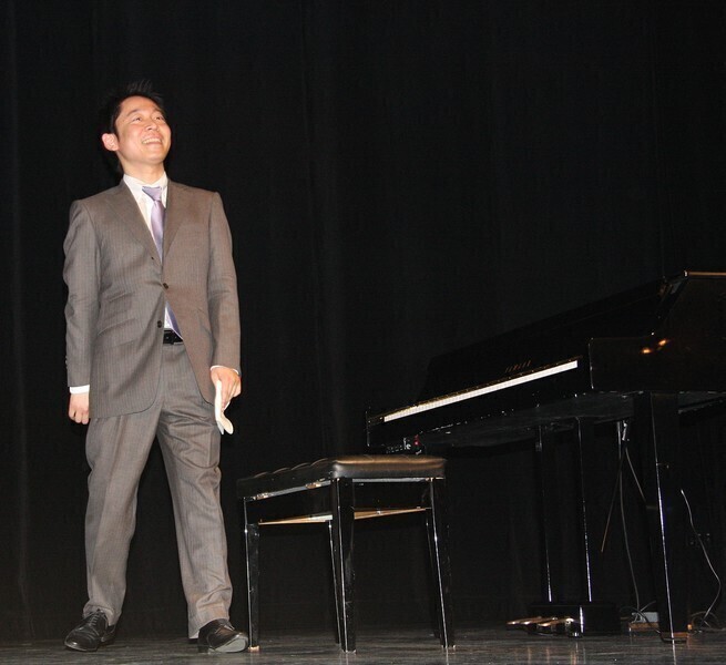 Zdjęcie 2: Był wspaniały pianista, zabrakło instrumentu i... kwiatów