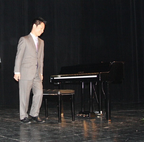 Zdjęcie 3: Był wspaniały pianista, zabrakło instrumentu i... kwiatów