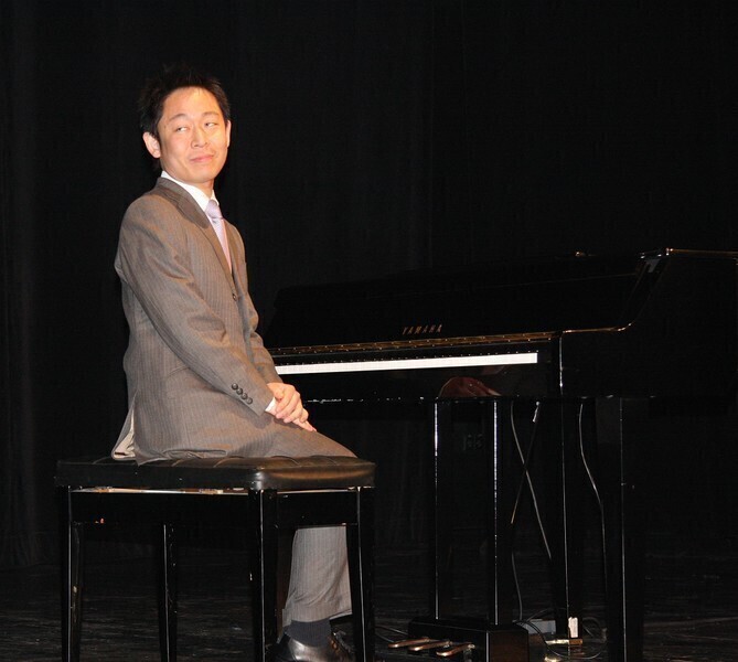 Zdjęcie 4: Był wspaniały pianista, zabrakło instrumentu i... kwiatów