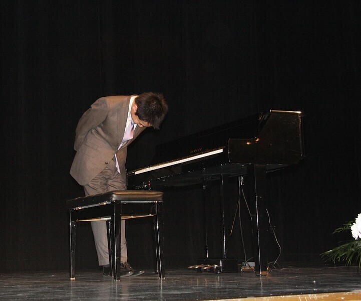 Zdjęcie 5: Był wspaniały pianista, zabrakło instrumentu i... kwiatów