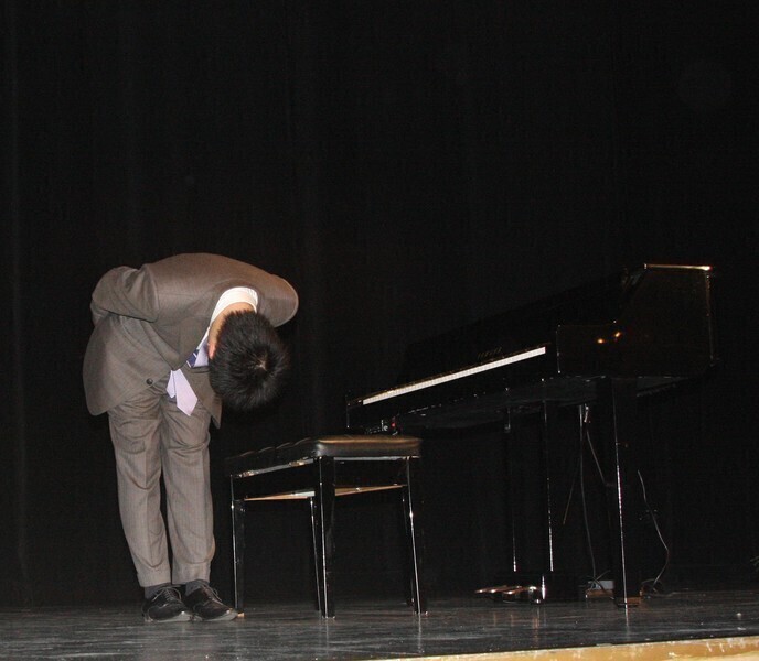 Zdjęcie 6: Był wspaniały pianista, zabrakło instrumentu i... kwiatów