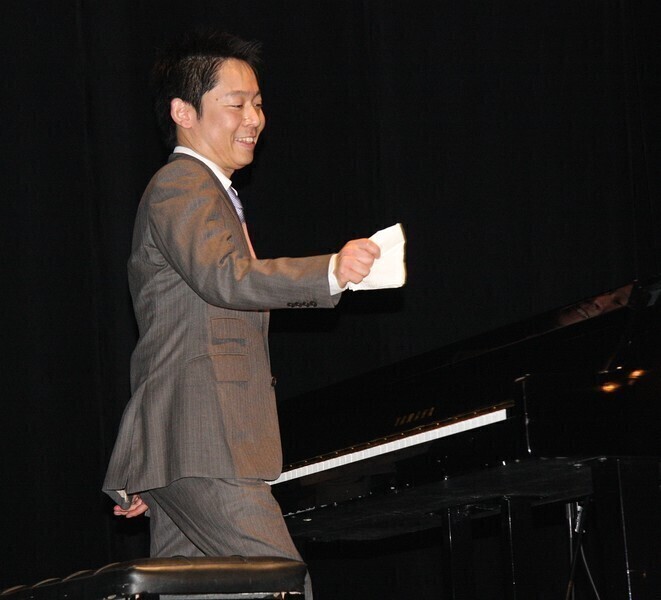 Zdjęcie 7: Był wspaniały pianista, zabrakło instrumentu i... kwiatów