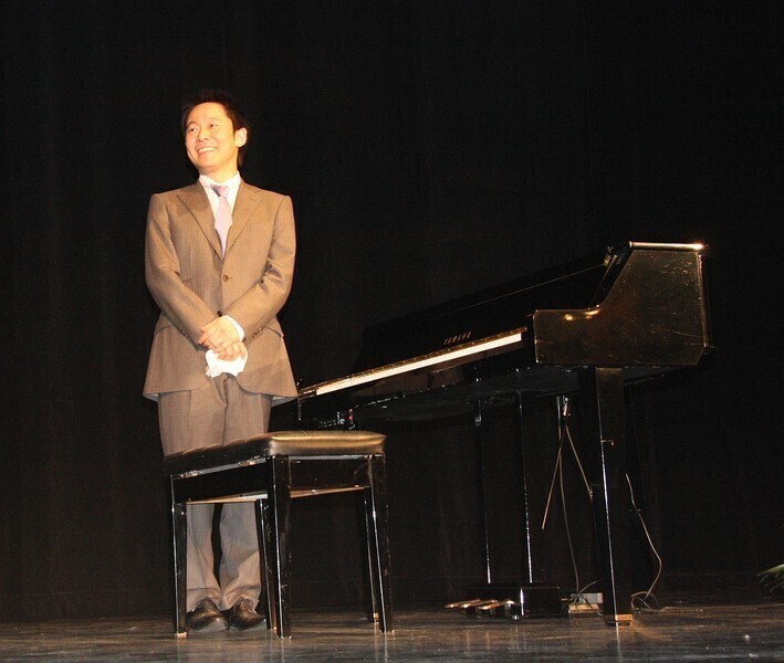 Zdjęcie 8: Był wspaniały pianista, zabrakło instrumentu i... kwiatów