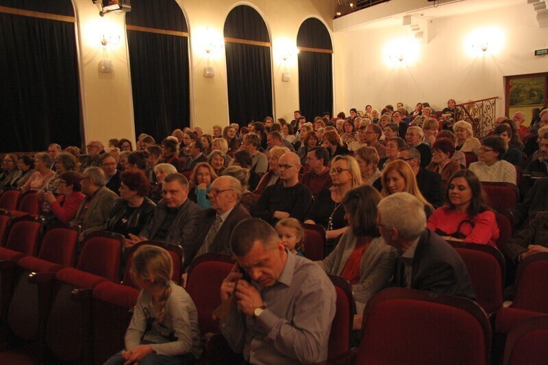 Zdjęcie 9: Był wspaniały pianista, zabrakło instrumentu i... kwiatów