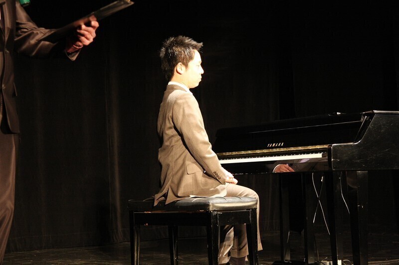 Zdjęcie 10: Był wspaniały pianista, zabrakło instrumentu i... kwiatów