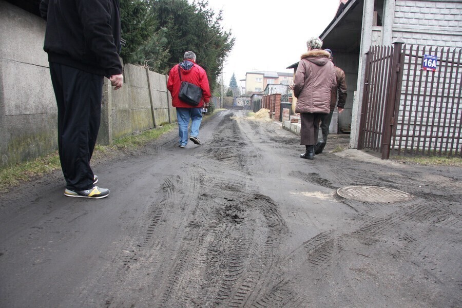 Na Pawłowskiej zakopała się karetka