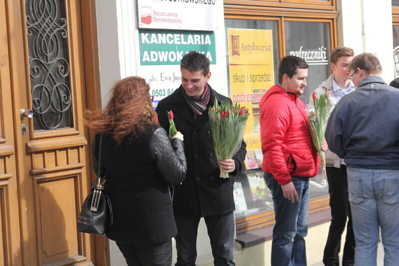 Zdjęcie 2: Przedstawiciele SLD rozdawali kwiaty z okazji Dnia Kobiet