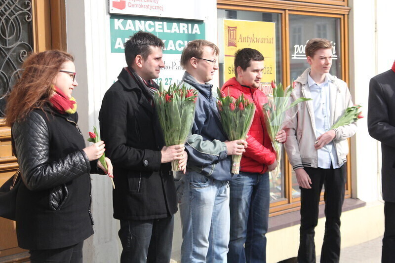 Zdjęcie 3: Przedstawiciele SLD rozdawali kwiaty z okazji Dnia Kobiet