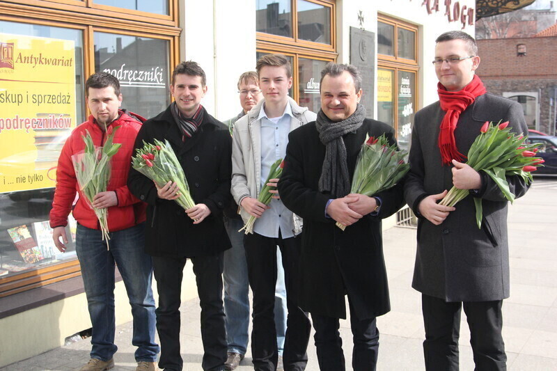 Zdjęcie 4: Przedstawiciele SLD rozdawali kwiaty z okazji Dnia Kobiet