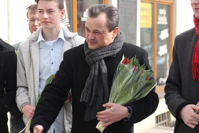 Zdjęcie 5: Przedstawiciele SLD rozdawali kwiaty z okazji Dnia Kobiet