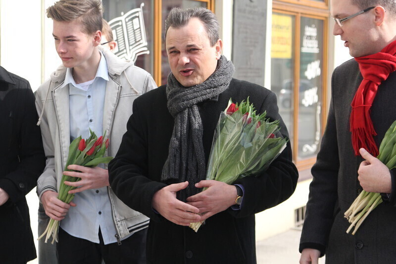 Zdjęcie 6: Przedstawiciele SLD rozdawali kwiaty z okazji Dnia Kobiet