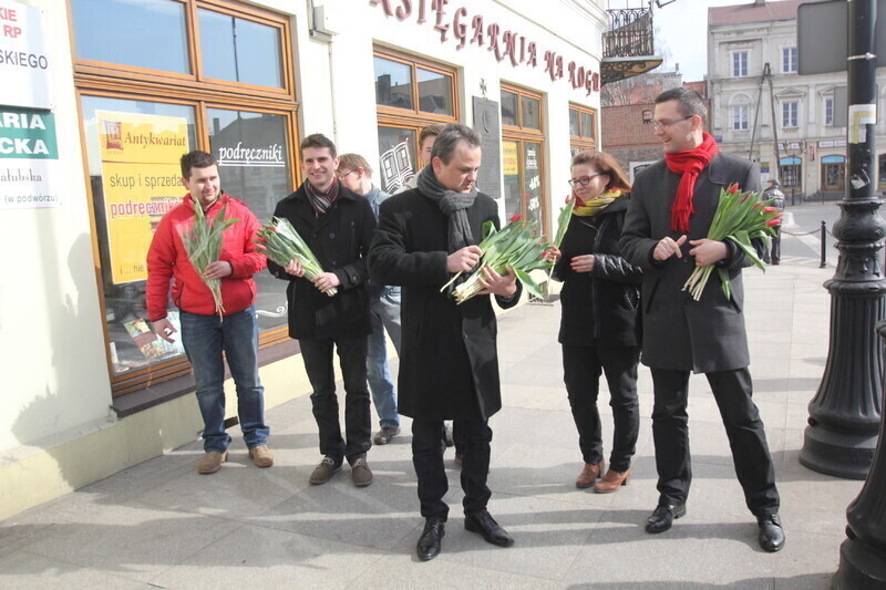 Zdjęcie 8: Przedstawiciele SLD rozdawali kwiaty z okazji Dnia Kobiet