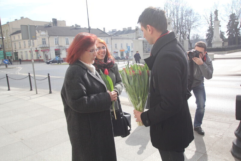 Zdjęcie 9: Przedstawiciele SLD rozdawali kwiaty z okazji Dnia Kobiet