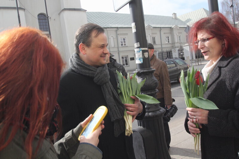 Zdjęcie 11: Przedstawiciele SLD rozdawali kwiaty z okazji Dnia Kobiet