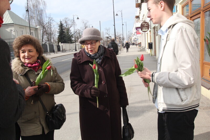 Zdjęcie 12: Przedstawiciele SLD rozdawali kwiaty z okazji Dnia Kobiet