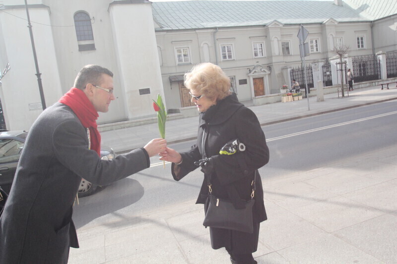 Zdjęcie 13: Przedstawiciele SLD rozdawali kwiaty z okazji Dnia Kobiet