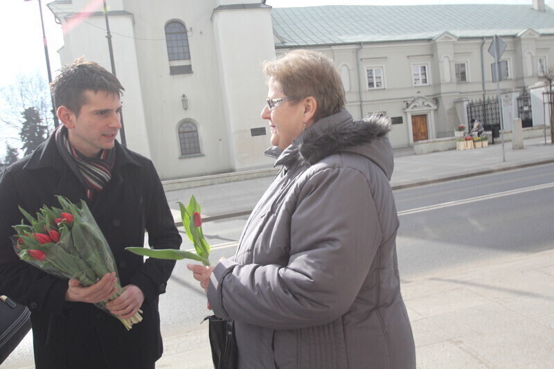 Zdjęcie 14: Przedstawiciele SLD rozdawali kwiaty z okazji Dnia Kobiet
