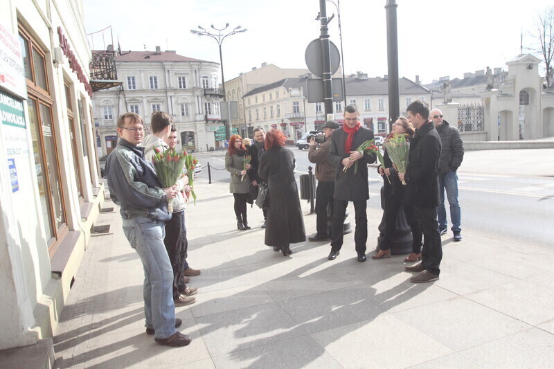 Zdjęcie 15: Przedstawiciele SLD rozdawali kwiaty z okazji Dnia Kobiet