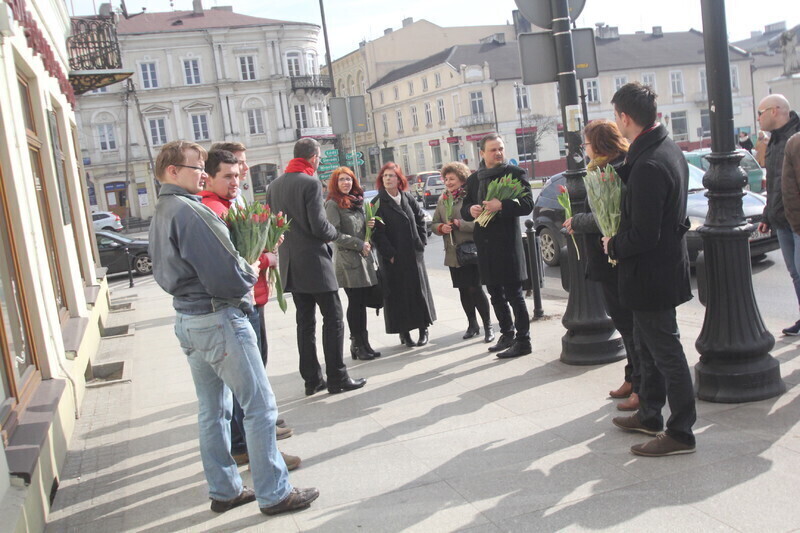 Zdjęcie 16: Przedstawiciele SLD rozdawali kwiaty z okazji Dnia Kobiet
