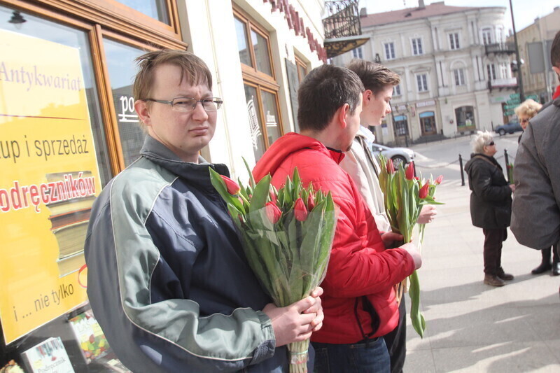 Zdjęcie 17: Przedstawiciele SLD rozdawali kwiaty z okazji Dnia Kobiet