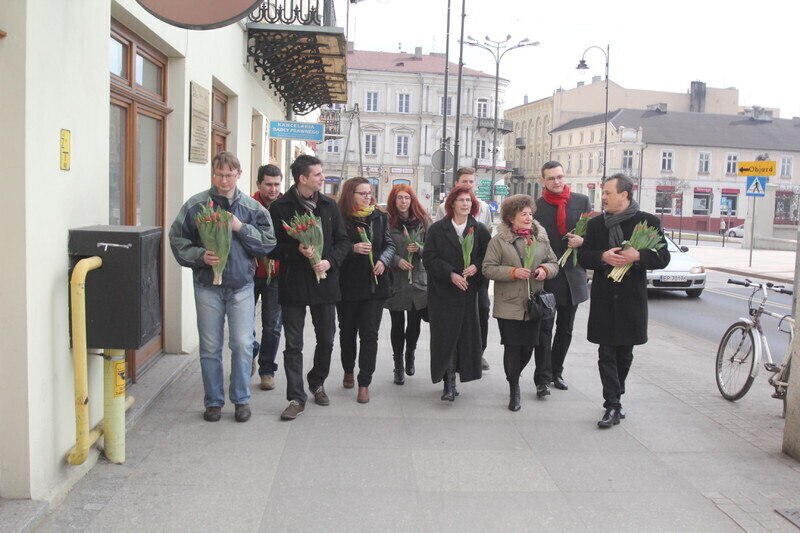 Zdjęcie 18: Przedstawiciele SLD rozdawali kwiaty z okazji Dnia Kobiet