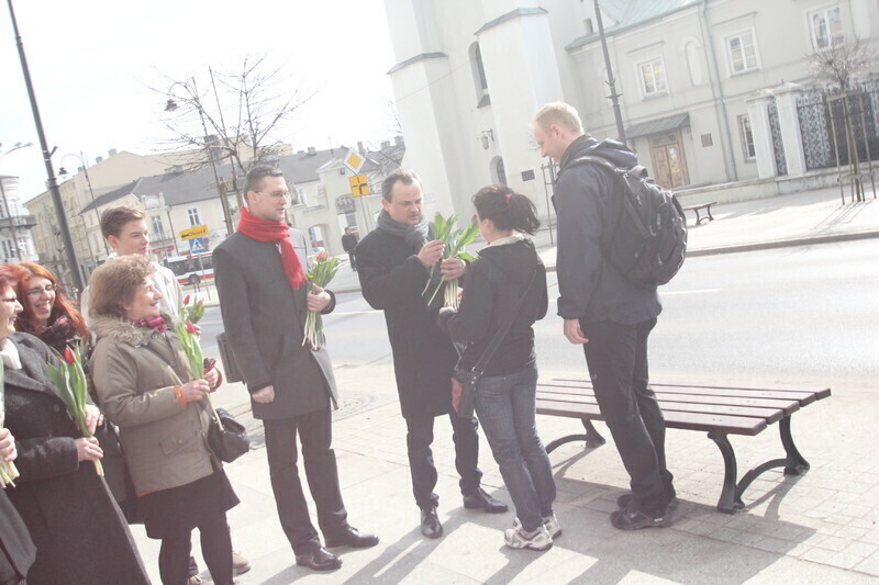 Zdjęcie 19: Przedstawiciele SLD rozdawali kwiaty z okazji Dnia Kobiet