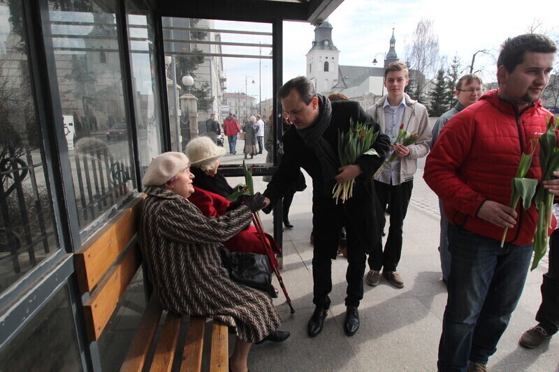 Zdjęcie 20: Przedstawiciele SLD rozdawali kwiaty z okazji Dnia Kobiet
