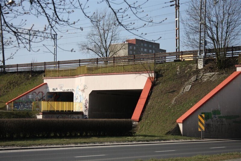 Zdjęcie 4: Al. Piłsudskiego: Z wiaduktu coś wycieka 