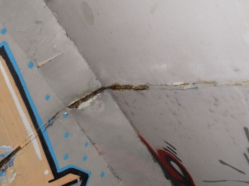 Zdjęcie 5: Al. Piłsudskiego: Z wiaduktu coś wycieka 