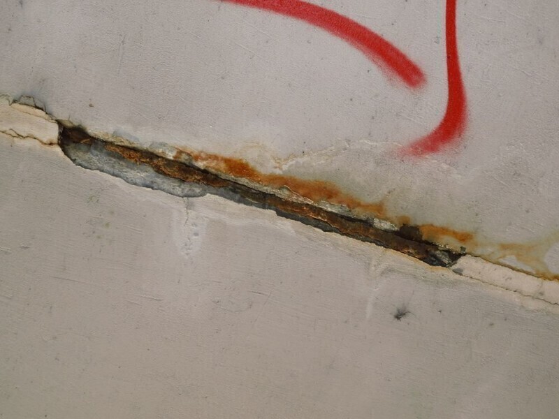 Zdjęcie 7: Al. Piłsudskiego: Z wiaduktu coś wycieka 