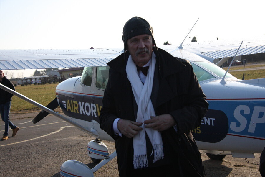 Zdjęcie 1: Korwin-Mikke wylądował na piotrkowskim lotnisku