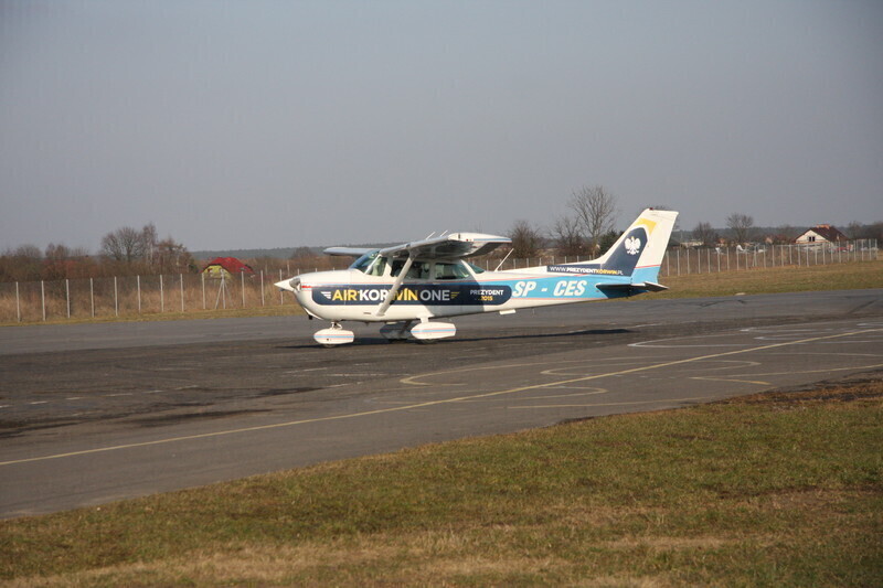 Zdjęcie 2: Korwin-Mikke wylądował na piotrkowskim lotnisku