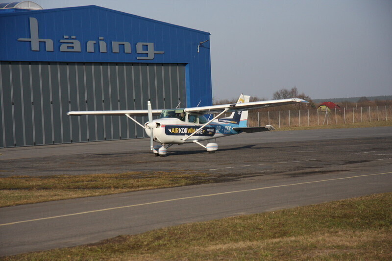 Zdjęcie 3: Korwin-Mikke wylądował na piotrkowskim lotnisku