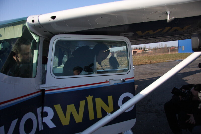 Zdjęcie 4: Korwin-Mikke wylądował na piotrkowskim lotnisku