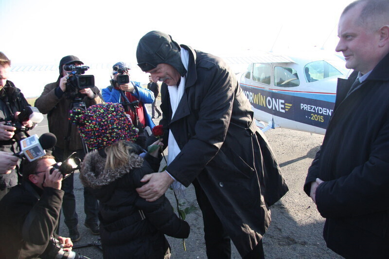 Zdjęcie 7: Korwin-Mikke wylądował na piotrkowskim lotnisku