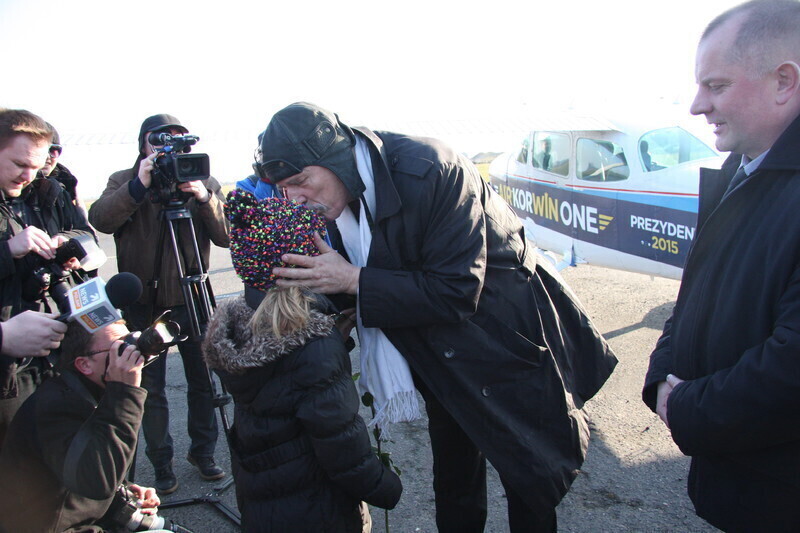 Zdjęcie 8: Korwin-Mikke wylądował na piotrkowskim lotnisku