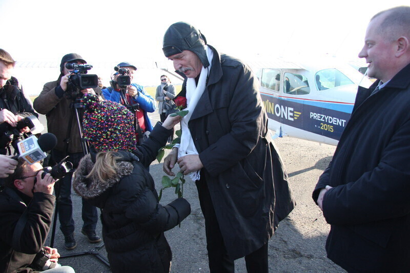 Zdjęcie 9: Korwin-Mikke wylądował na piotrkowskim lotnisku