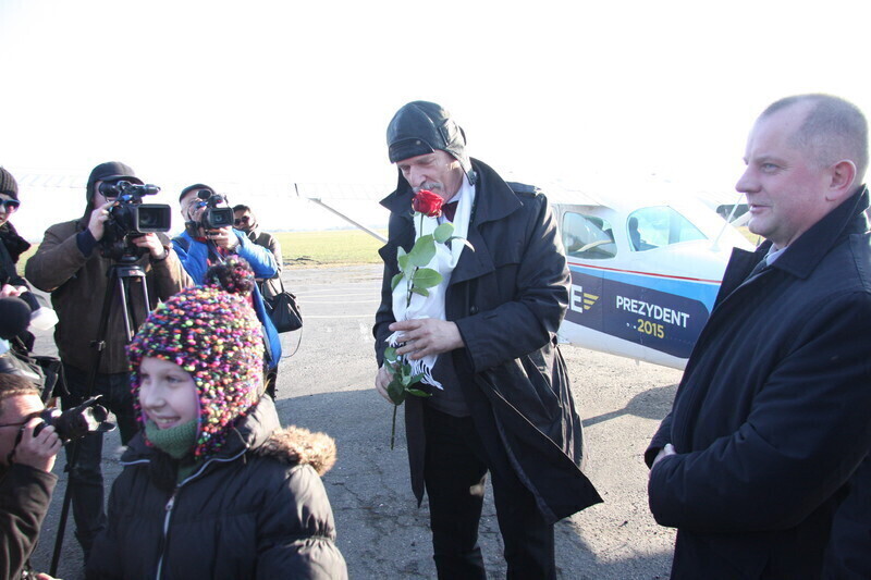 Zdjęcie 10: Korwin-Mikke wylądował na piotrkowskim lotnisku