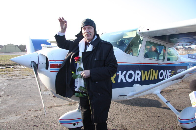 Zdjęcie 12: Korwin-Mikke wylądował na piotrkowskim lotnisku