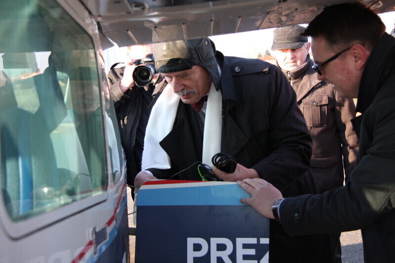 Zdjęcie 13: Korwin-Mikke wylądował na piotrkowskim lotnisku