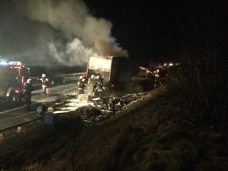 Zdjęcie 3: Płonął TIR z paczkami kurierskimi 