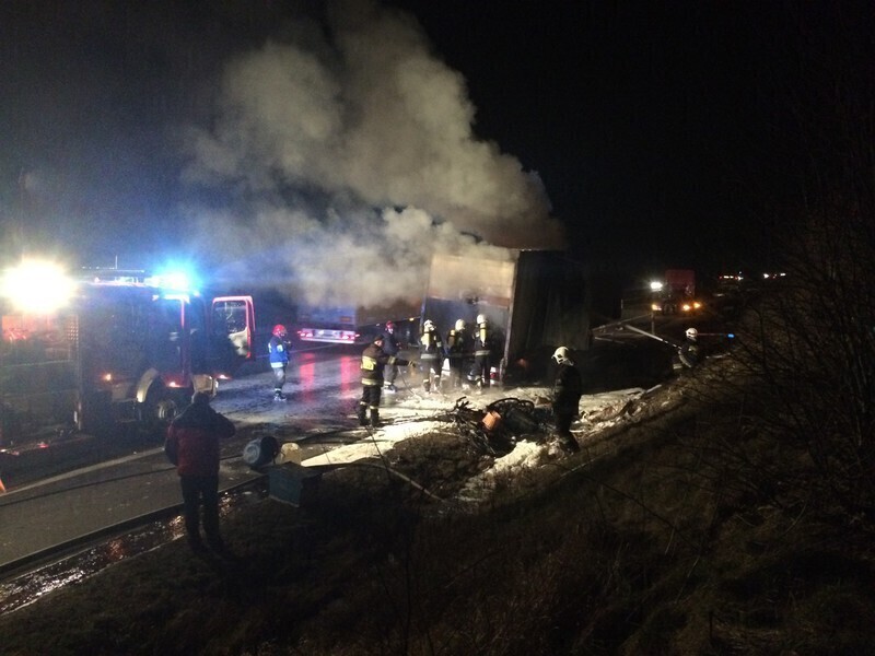 Zdjęcie 4: Płonął TIR z paczkami kurierskimi 