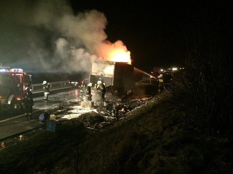 Zdjęcie 6: Płonął TIR z paczkami kurierskimi 