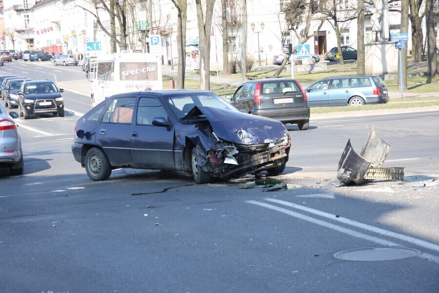 Zdjęcie 1: Zderzenie seata z daewoo na skrzyżowaniu al. 3 Maja i Al. Kopernika