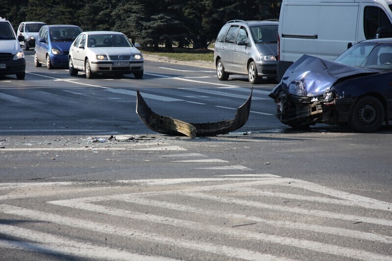 Zdjęcie 2: Zderzenie seata z daewoo na skrzyżowaniu al. 3 Maja i Al. Kopernika