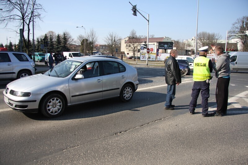 Zdjęcie 3: Zderzenie seata z daewoo na skrzyżowaniu al. 3 Maja i Al. Kopernika