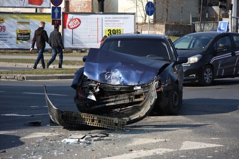 Zdjęcie 4: Zderzenie seata z daewoo na skrzyżowaniu al. 3 Maja i Al. Kopernika
